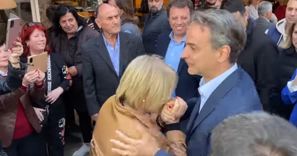 Συνταξιούχος φίλησε τα χέρια του Κ.Μητσοτάκη για το επίδομα-κοροϊδία των 300 ευρώ! (βίντεο)