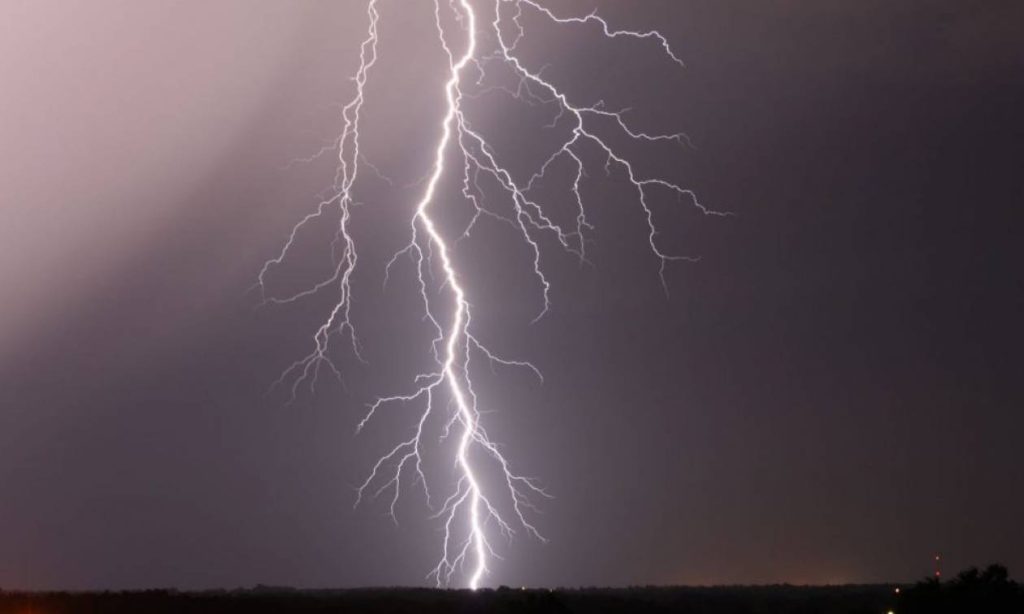 Κεραυνός «χτύπησε» βενζινάδικο στη Μακρακώμη και προκάλεσε φωτιά