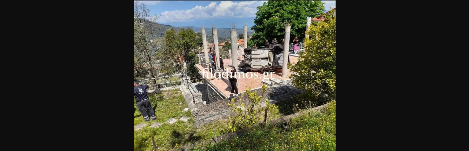 Αγωνιστικό αυτοκίνητο βγήκε εκτός δρόμου και έπεσε σε αυλή σπιτιού στο Αίγιο – Δύο τραυματίες