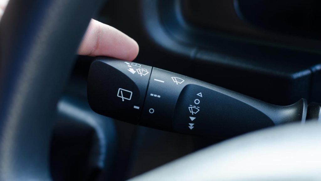 Πότε χρησιμοποιούμε αλάρμ και πότε φλας – Το λάθος που κάνουν οι οδηγοί