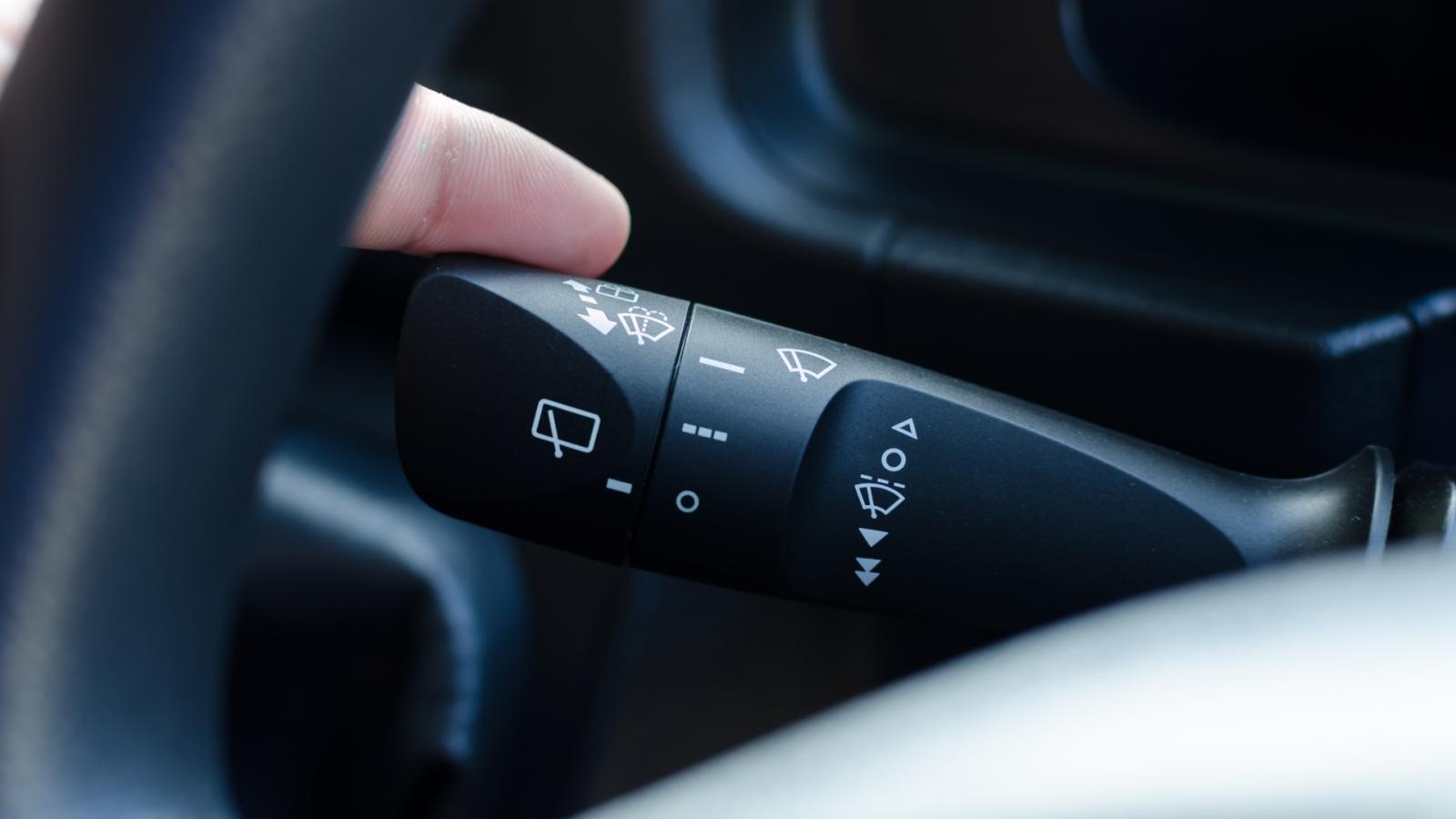 Πότε χρησιμοποιούμε αλάρμ και πότε φλας – Το λάθος που κάνουν οι οδηγοί