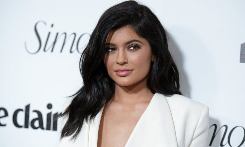 Κάιλι Τζένερ: Ποζάρει με κατακόκκινη περούκα και «ανεβάζει» τη θερμοκρασία (φωτο)