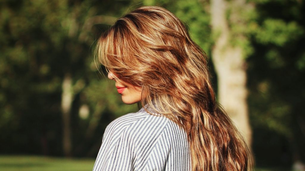 Μαλλιά: Δείτε τι να κάνετε για να αντιμετωπίσετε τη λιπαρότητα