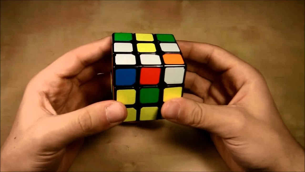 Παιδί ιδιοφυΐα άφησε άφωνους του επιβάτες πτήσης όταν έλυσε τον κύβο του Ρούμπικ σε δευτερόλεπτα (βίντεο)