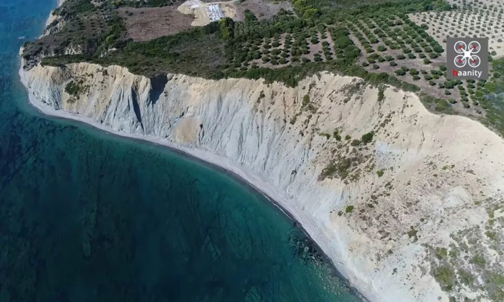 Μεσσηνία: Οι άγνωστες κατακόρυφες ακτές που «κόβουν» την ανάσα (βίντεο)