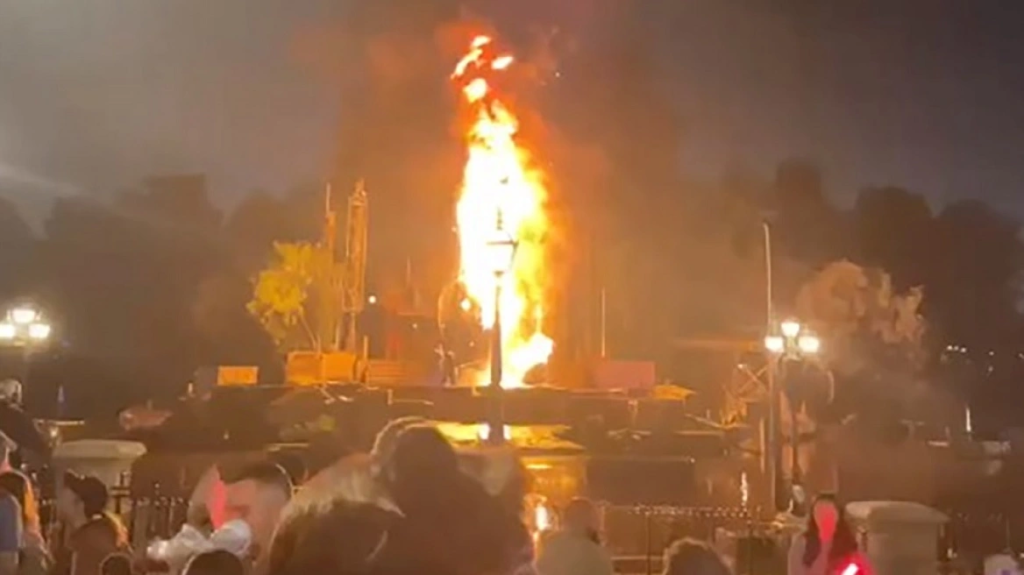 Φωτιά στη Disneyland της Καλιφόρνια – «Τυλίχθηκε» στις φλόγες κατασκευή δράκου ύψους 14 μέτρων (βίντεο)