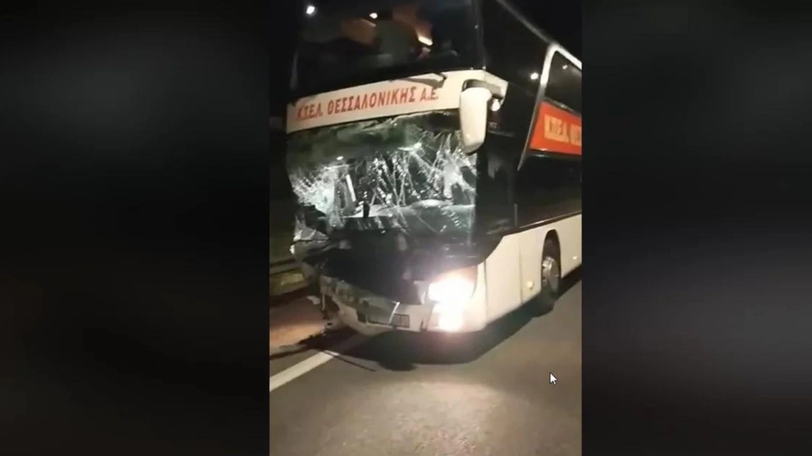 Τροχαίο δυστύχημα στην Εθνική οδό στον Πλαταμώνα: ΚΤΕΛ συγκρούστηκε με δύο ΙΧ – Νεκρός 19χρονος