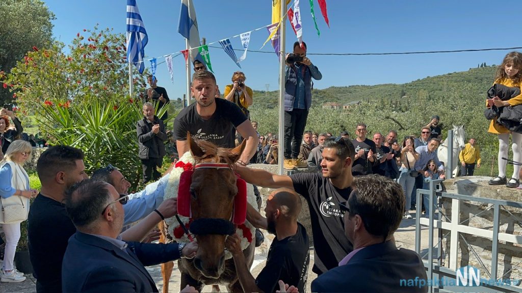 Μεσολόγγι: Αναβίωσε και φέτος το έθιμο των ιπποδρομιών στον Άγιο Γεώργιο (βίντεο)