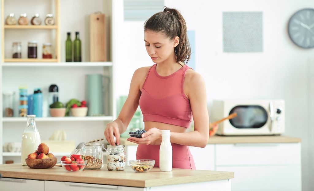 8 πράγματα που πρέπει να κάνετε κάθε βράδυ για να χάσετε βάρος