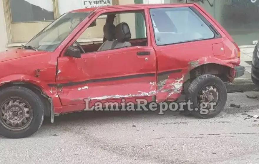 Λαμία: Βίντεο δείχνει την τρελή πορεία αυτοκίνητου που έπεσε σε δυο σταθμευμένα οχήματα