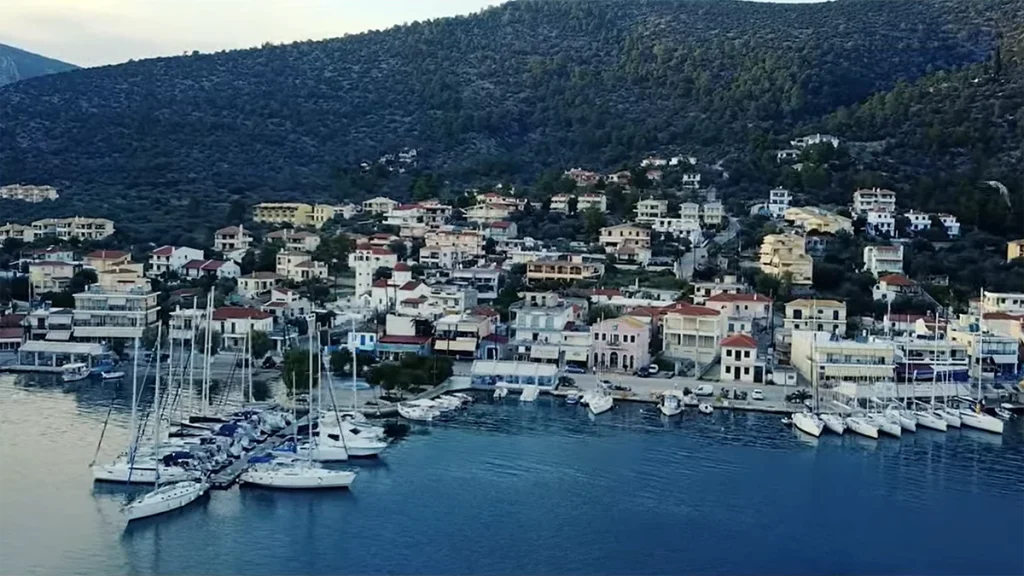 Κόρφος: Το παραθαλάσσιο χωριό κοντά στην Αθήνα που μοιάζει με νησί – Ιδανικό για ανοιξιάτικες εκδρομές