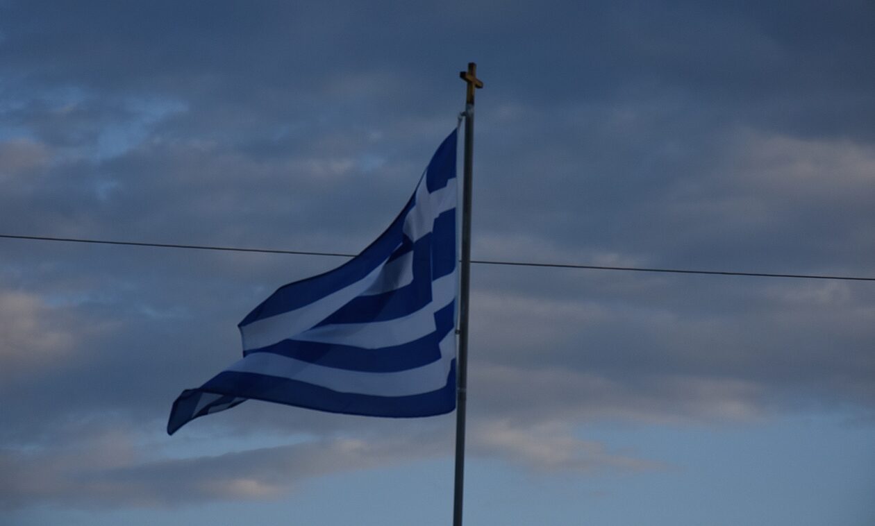 «Καζάνι» που βράζει η Θράκη: Έσκισαν την ελληνική σημαία και επιτέθηκαν στη γυναίκα που την ανέβασε
