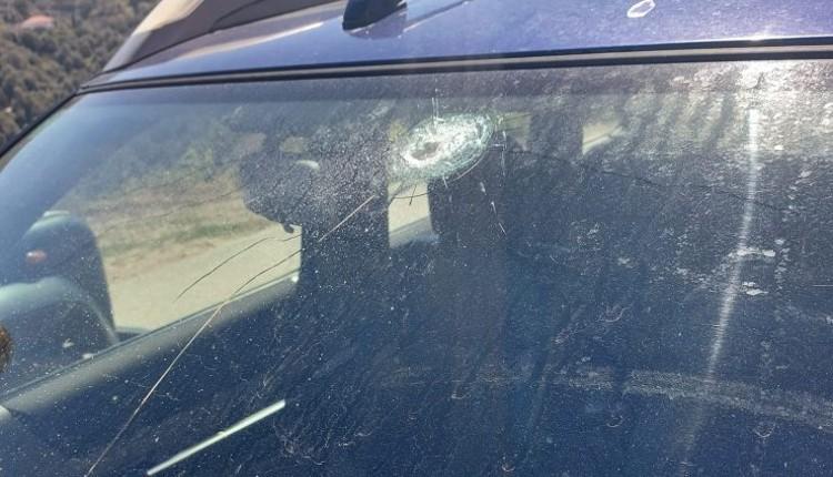 Σπάρτη: Αδέσποτη σφαίρα καρφώθηκε σε αυτοκίνητο και προκάλεσε υλικές ζημιές