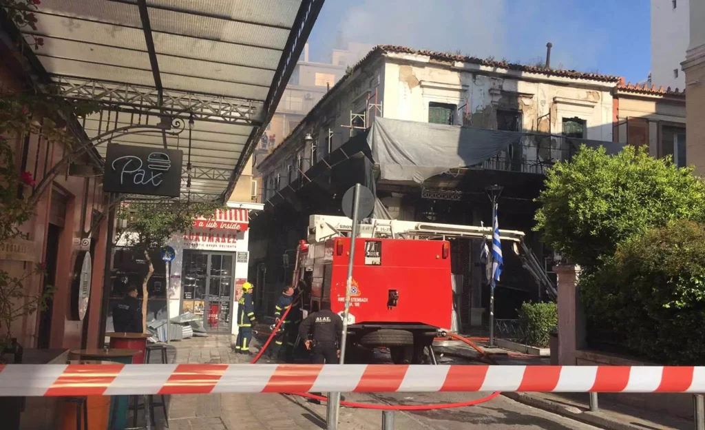 Φωτιά στην Αιόλου: Φόβοι για ολική κατάρρευση του κτιρίου