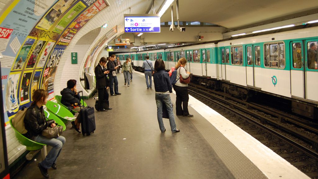 Τραγικός θάνατος για 45χρονη στο Παρίσι: Πιάστηκε το παλτό της στις πόρτες του μετρό και ξεκίνησε ο συρμός