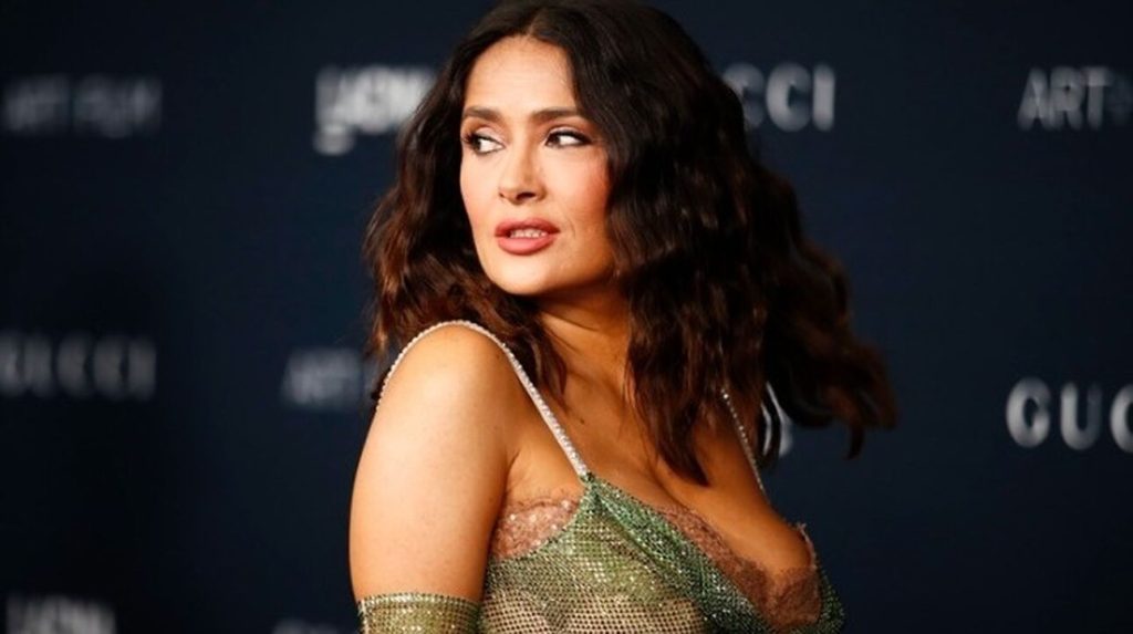 Μας «κόλασε» η Σάλμα Χάγιεκ – Απολαμβάνει τις βουτιές της στη θάλασσα και «εκτοξεύει» τη θερμοκρασία (φώτο)