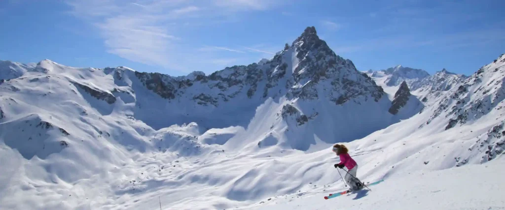 Άλπεις: Η τρομακτική στιγμή που σκιέρ πέφτει σε χαράδρα πολλών μέτρων (βίντεο)