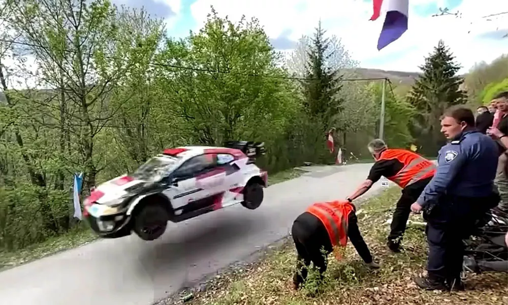 Άγριος καυγάς με θεατές στο WRC – Τσακώνονταν μέσα στο δρόμο και παραλίγο να παρασυρθούν από αγωνιστικό (βίντεο)