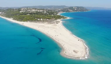 Ποσείδι: Η παραλία της Χαλκιδικής που «μαγεύει» όποιον την επισκέπτεται (βίντεο)