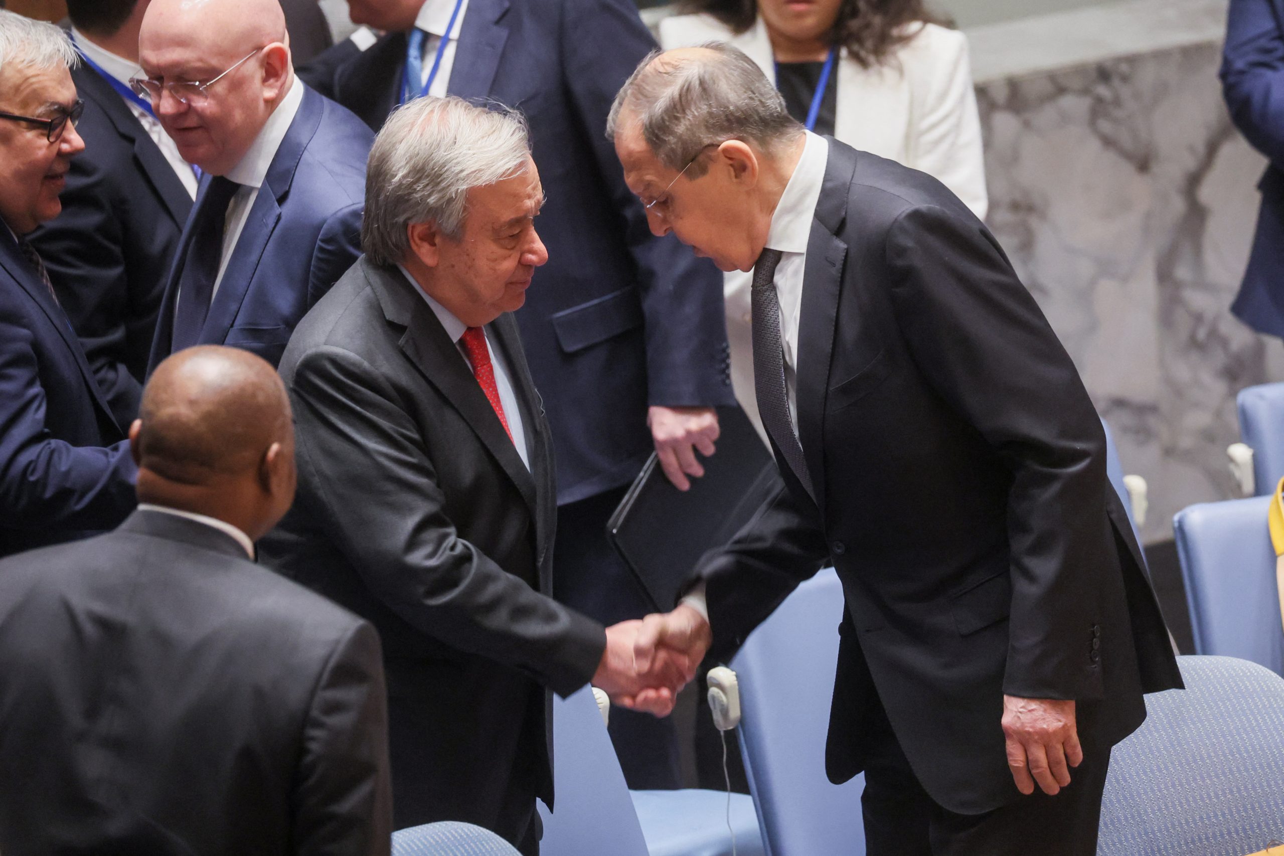 Ο Ρώσος ΥΠΕΞ Σ.Λαβρόφ γίνεται δεκτός σαν ήρωας στην συνέλευση του Συμβουλίου Ασφαλείας του ΟΗΕ! – Όλοι ήθελαν να του σφίξουν το χέρι!