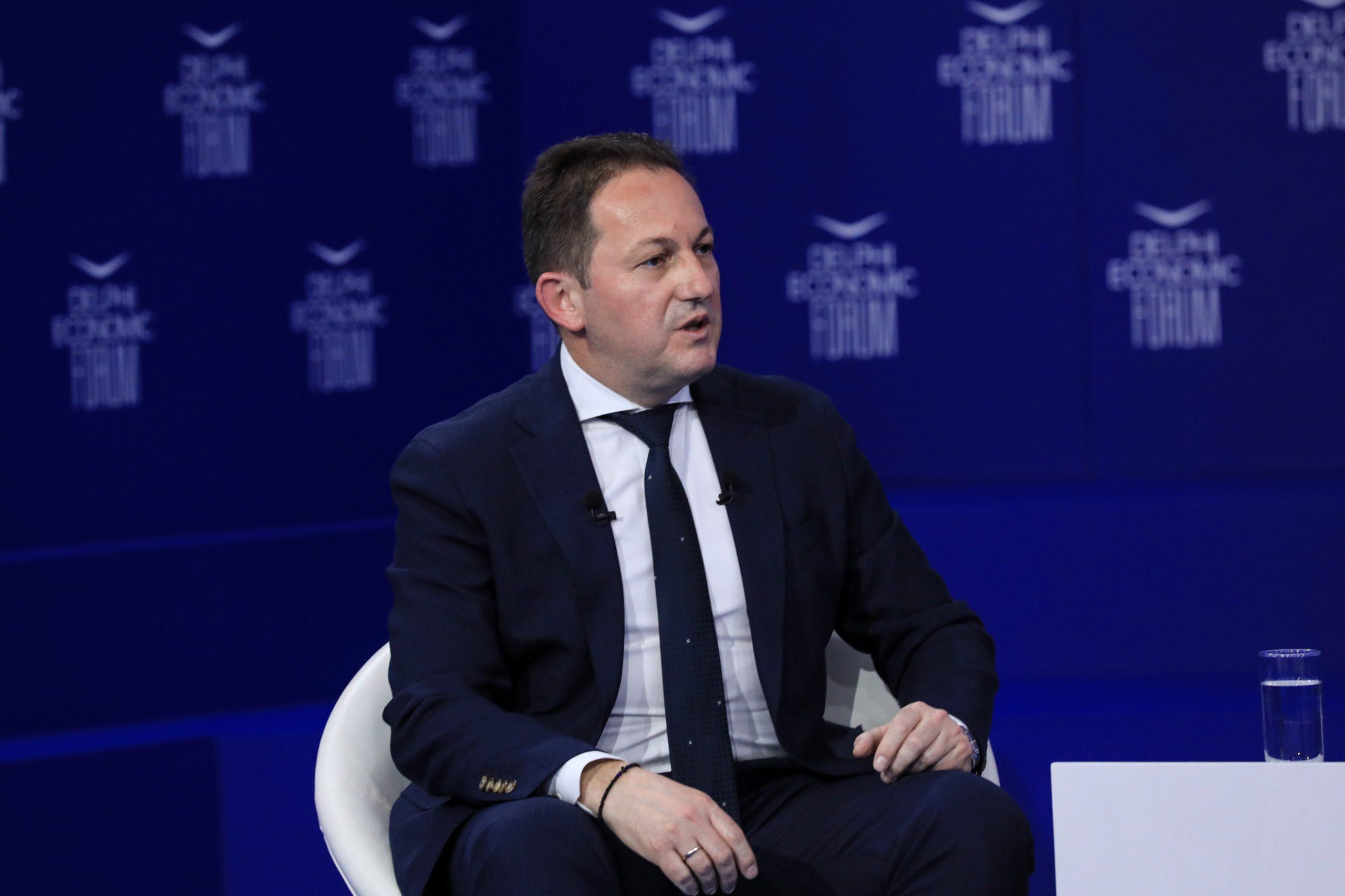 Μετά τις λίστες… ο Στέλιος Πέτσας μοιράζει μπουφάν!