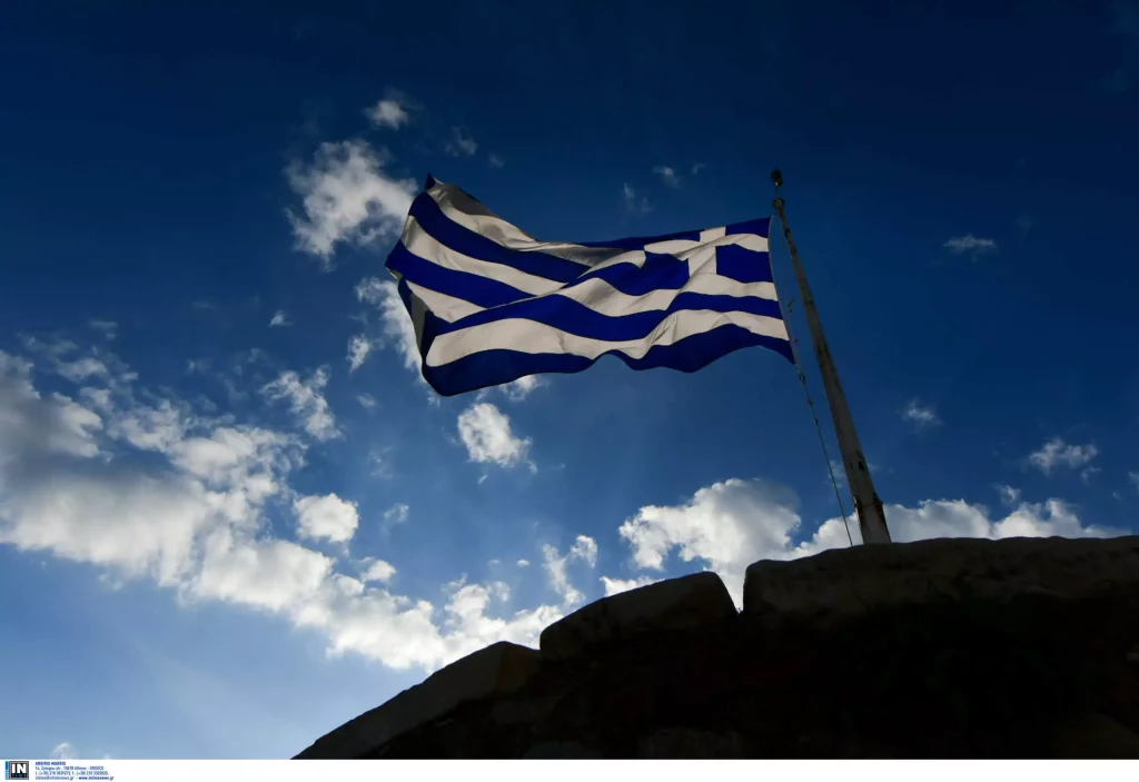 «Παραγγελία θανάτου» από το τουρκικό προξενείο καταγγέλλει η Ελληνίδα μουσουλμάνα που της έσκισαν την ελληνική Σημαία