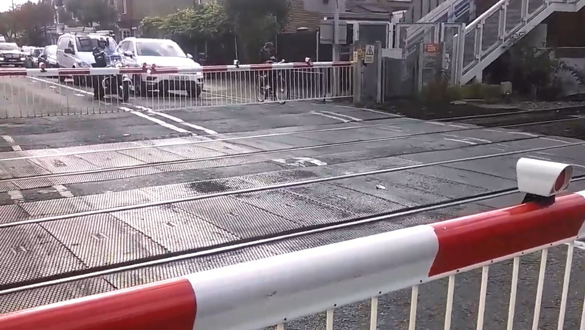 Αγγλία: Μυστήριο με έφηβο που βρέθηκε νεκρός σε γραμμές τρένου πέφτοντας από αεροπλάνο