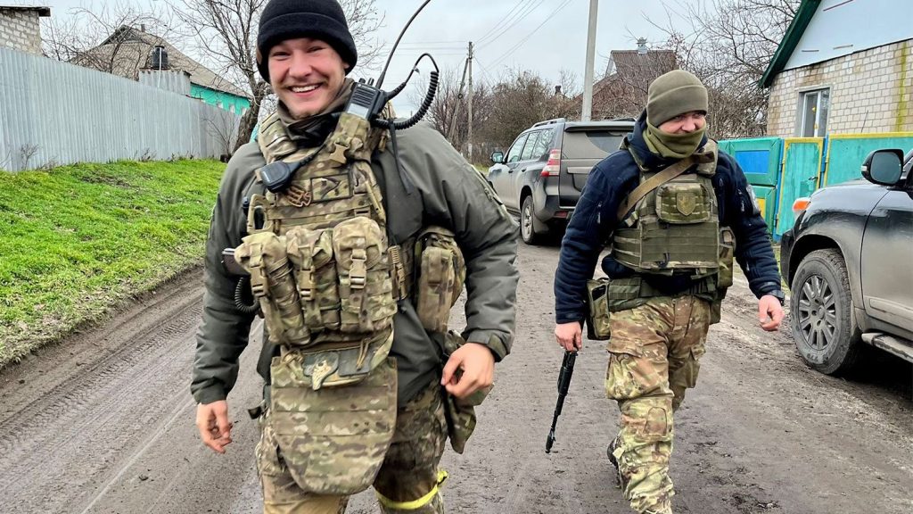 Βίντεο: Ουκρανός στρατιώτης γλιτώνει στο «τσακ» από σφαίρα στο κεφάλι – Πέρασε «ξυστά»