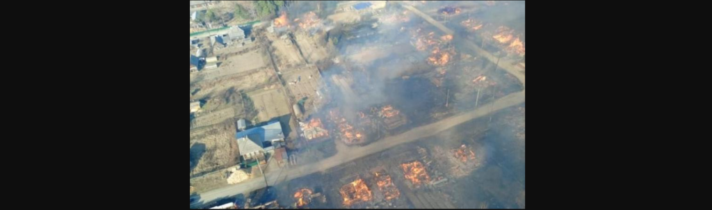 Ρωσία: Μεγάλη φωτιά σε χωριό στα Ουράλια – Τουλάχιστον ένας νεκρός (βίντεο)