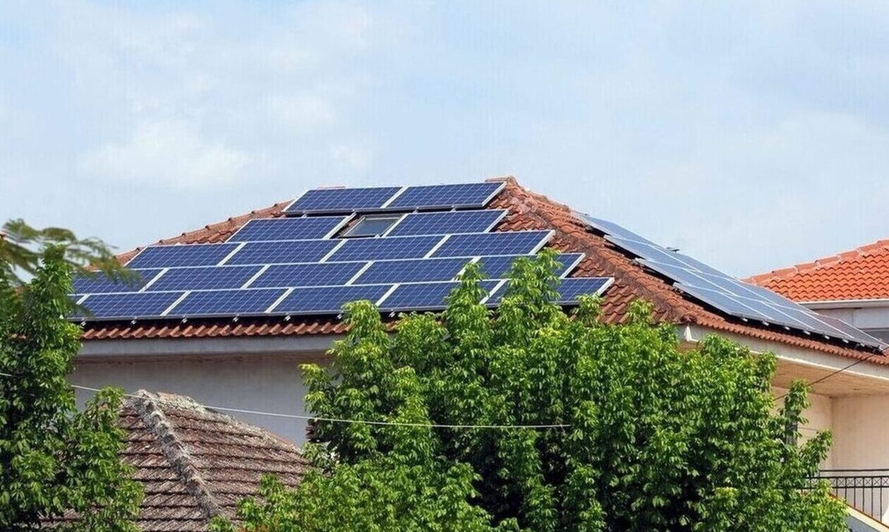 «Φωτοβολταϊκά στη στέγη»: Αντίστροφη μέτρηση για την έναρξη υποβολής αιτήσεων – Οι δικαιούχοι