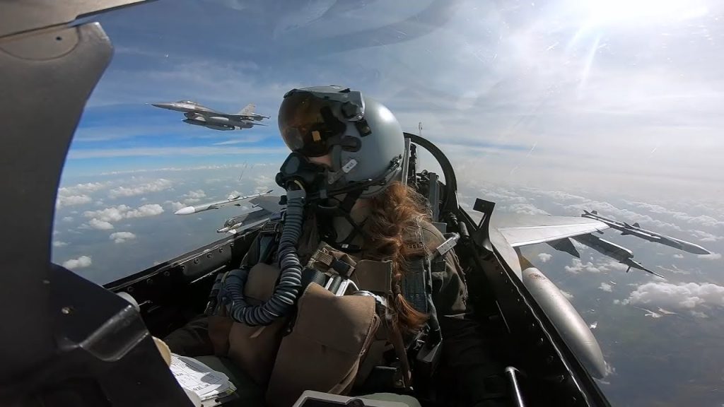Bίντεο: Γυναίκα εκπαιδευόμενη πετάει με F-16 Viper και το απολαμβάνει με… γέλια και χαρές