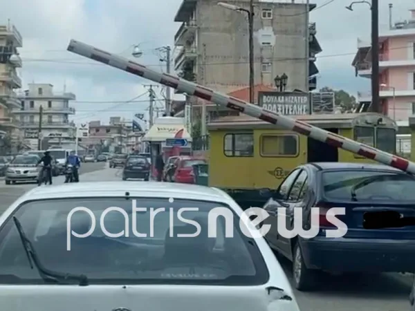 Πύργος: Οδηγός πάρκαρε το αυτοκίνητό του κάτω από τις μπάρες του ΟΣΕ