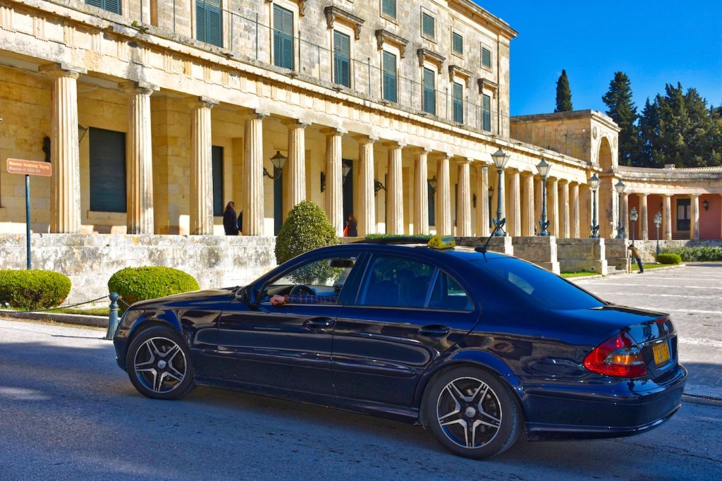 Μετά τη Ρόδο και οι οδηγοί ταξί της Κέρκυρας τα βάζουν με την Uber