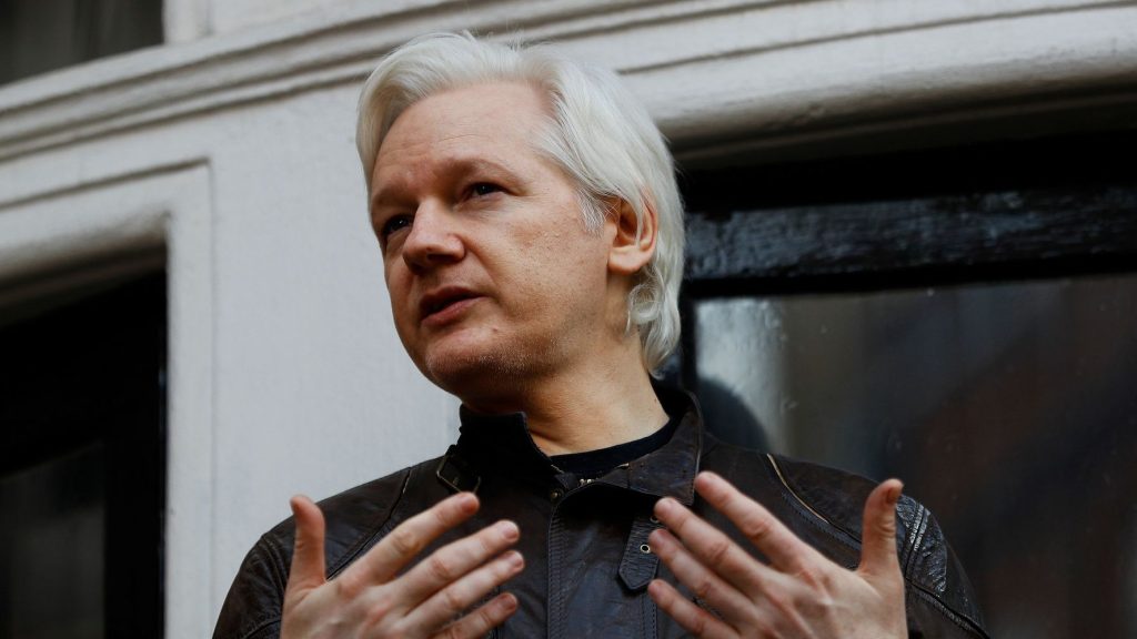 Επίτιμο μέλος της ΕΣΗΕΑ ο φυλακισμένος δημοσιογράφος, Τζούλιαν Ασάνζ