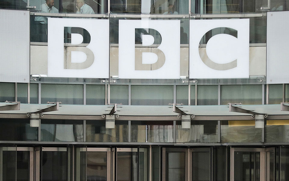 Ρίτσαρντ Σαρπ: Παραιτήθηκε ο πρόεδρος του BBC μετά το σκάνδαλο για τον διορισμό του
