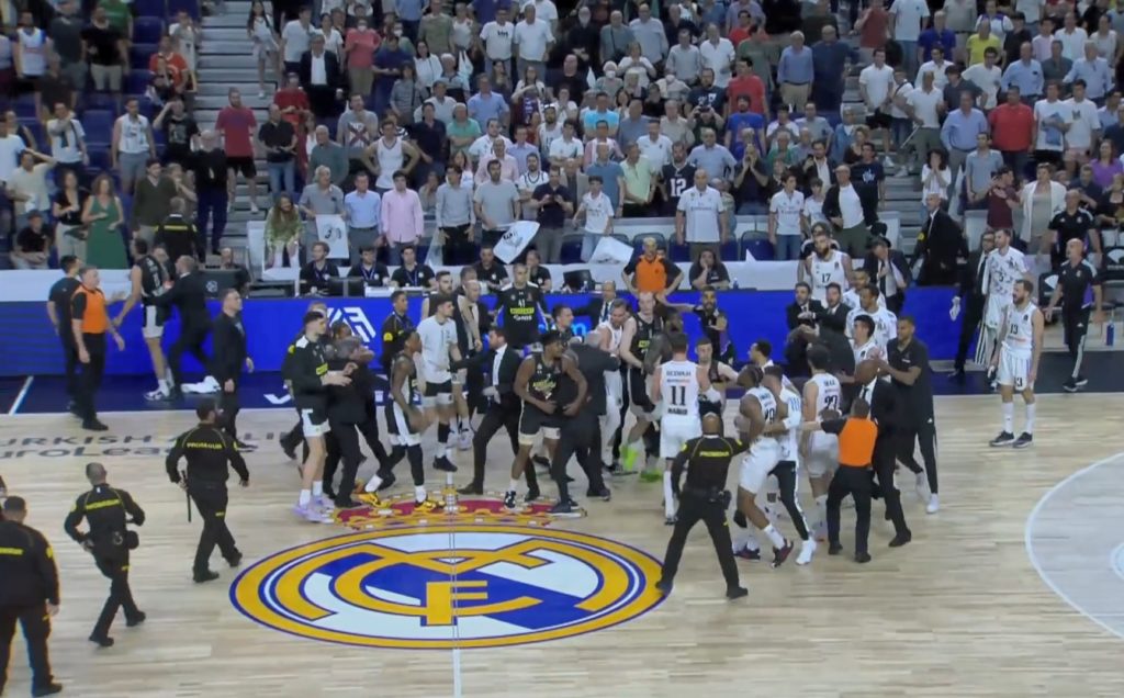 Euroleague: Ποιες βαριές ποινές προβλέπονται στους κανονισμούς για το ξύλο στο ματς της Ρεάλ με την Παρτιζάν