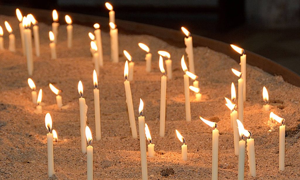 Θρησκεία: Τι πρέπει να λέμε όταν ανάβουμε κερί;
