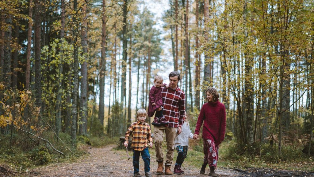 Τέσσερα tips για να οργανώσετε σωστά μια οικογενειακή εκδρομή στη φύση