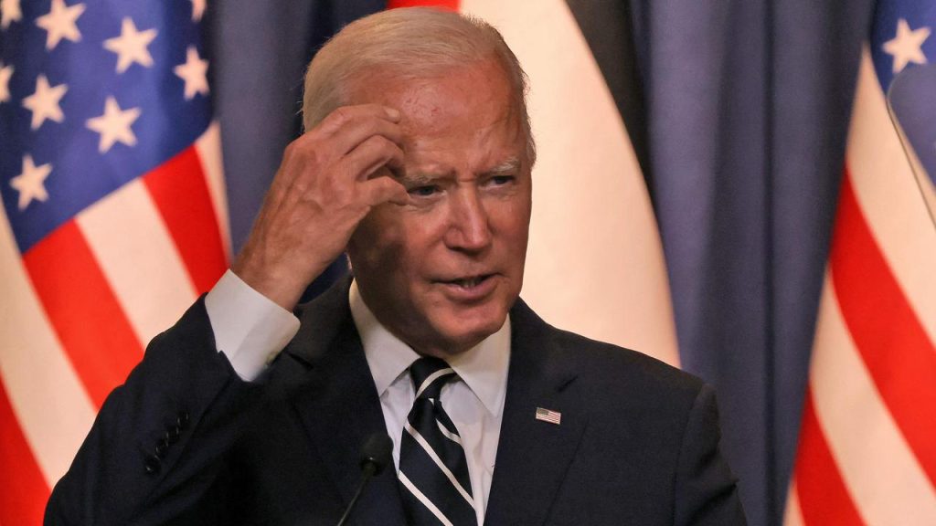 Τζο Μπάιντεν: Πάλι στα χαμένα – Έφυγε ξαφνικά από τελετή που διεξαγόταν στο Λευκό Οίκο