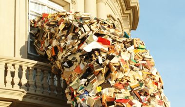 Μαδρίτη: Όταν 5.000 βιβλία «πετάχτηκαν» από το παράθυρο! (φωτο)