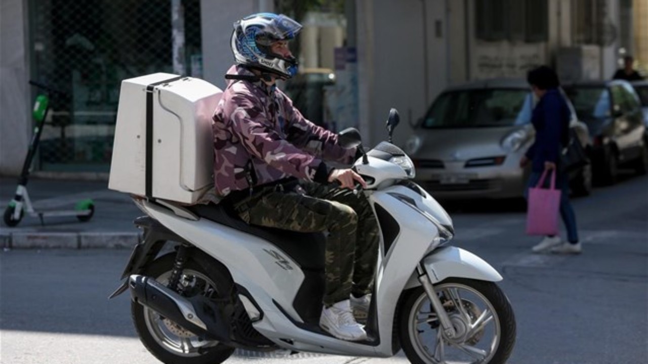 Λάρισα: Τραυματίστηκε διανομέας σε τροχαίο