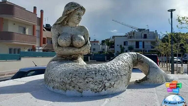 Ιταλία: Αντιδράσεις για το άγαλμα γοργόνας που έχει το σώμα… της Καρντάσιαν σε πλατεία της Απουλίας