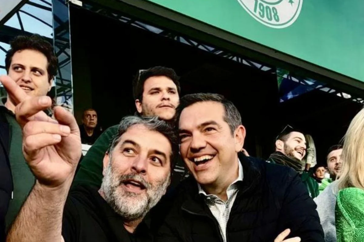 Αλέξης Τσίπρας και Βασίλης Μπισμπίκης βρέθηκαν στη Λεωφόρο για το ντέρμπι του Παναθηναϊκού με την ΑΕΚ (φωτό)