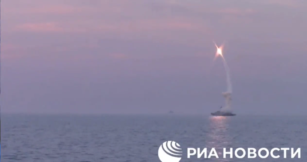 Ρωσικό πολεμικό σκάφος εκτοξεύει βλήματα Kalibr κατά ουκρανικών στόχων υψηλής αξίας στην περιοχή του Κιέβου (βίντεο)
