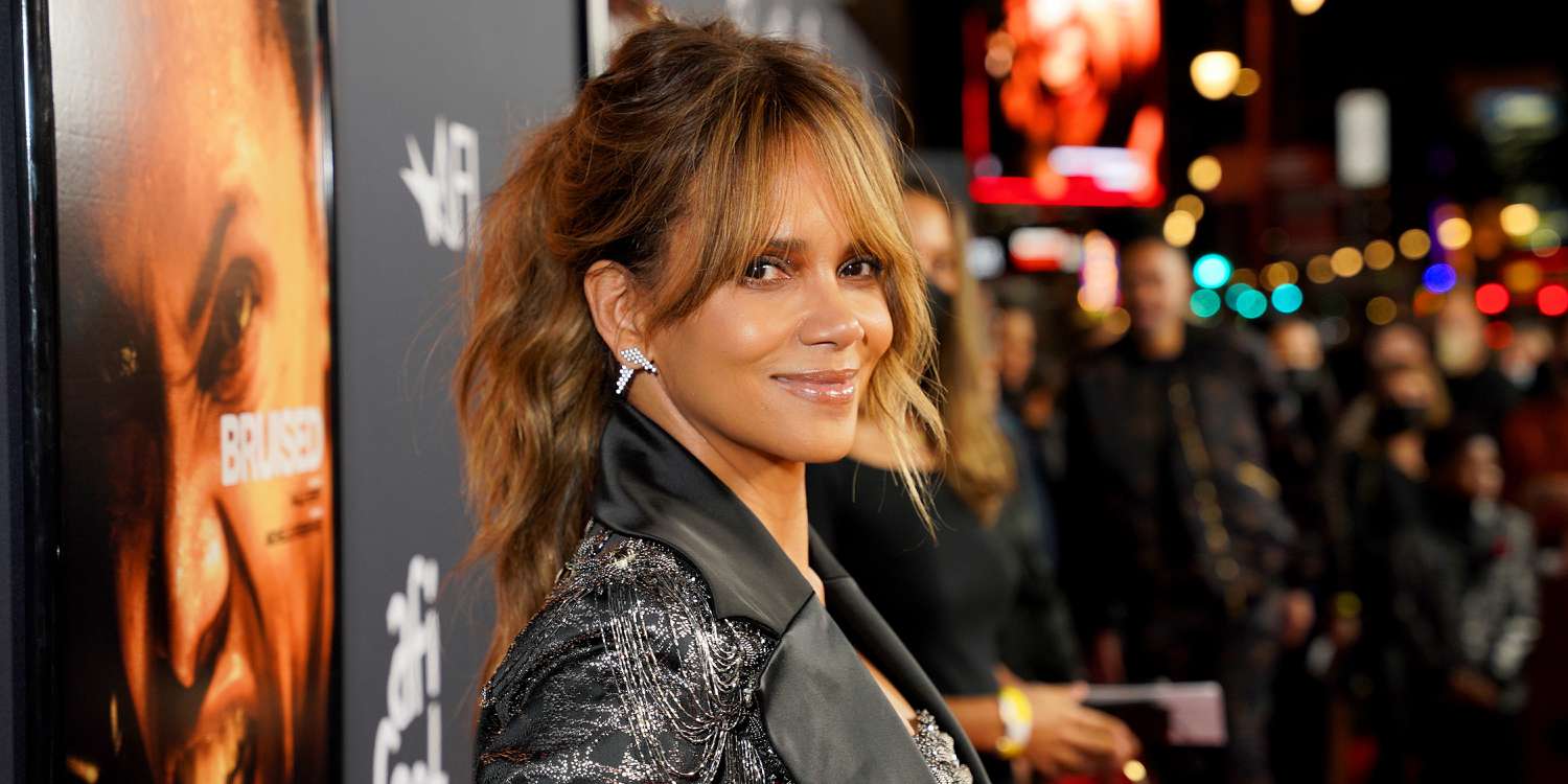 Η 54χρονη Halle Berry ποζάρει με το σουτιέν της μπροστά στον καθρέφτη και «ρίχνει» το Instagram (φώτο)