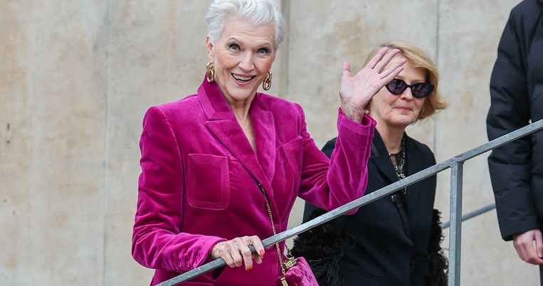 Στην Σαντορίνη η μητέρα του Έλον Μασκ Μάγια Μέι – Έκανε επική εμφάνιση με Tesla και οκτώ σωματοφύλακες