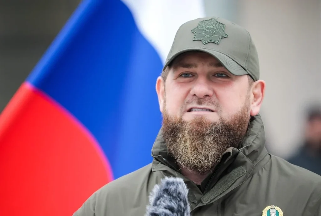 Ο Τσετσένος ηγέτης Ρ.Καντίροφ τεστάρει το νέο τυφέκιο ελεύθερου σκοπευτού που διατέθηκε στις ρωσικές ειδικές δυνάμεις