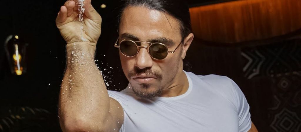 Νέος σάλος για τον SaltBae: Πρώην υπάλληλος λέει ότι ο Τούρκος χασάπης είπε στο προσωπικό να παριστάνει τους πελάτες