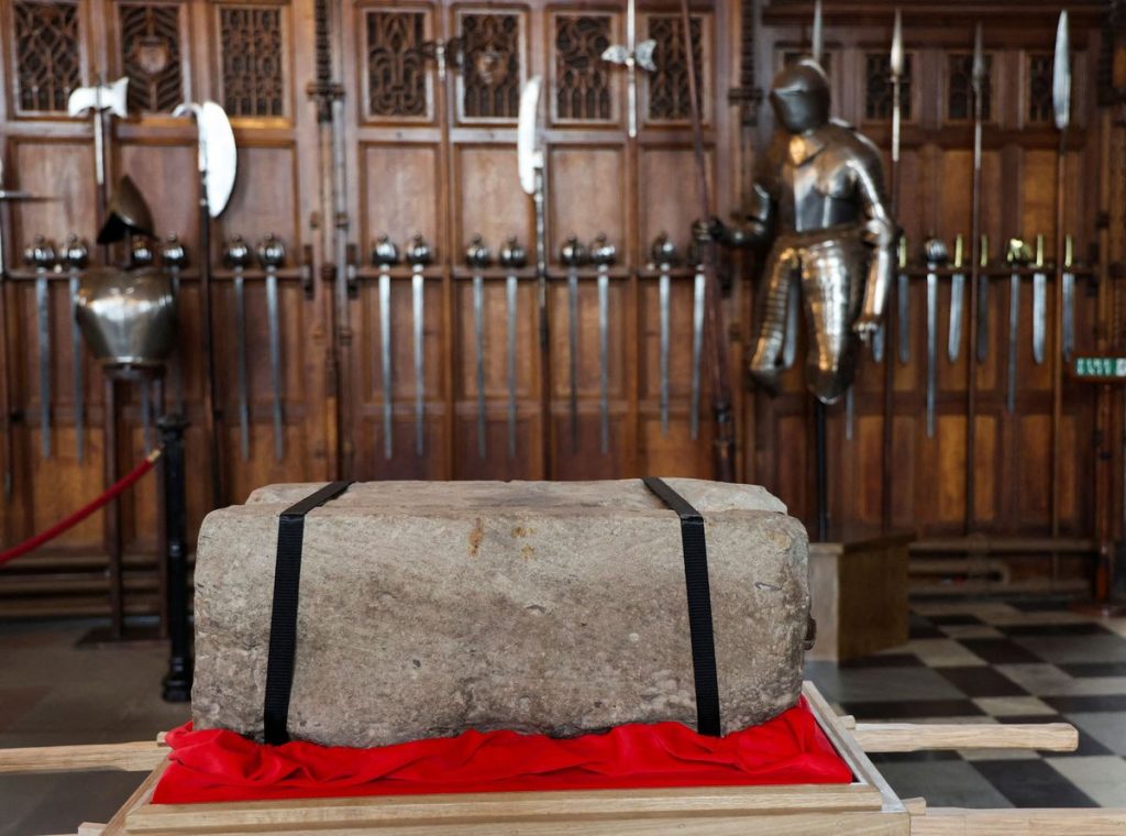 Στην «Πέτρα του Πεπρωμένου» η στέψη του βασιλιά Καρόλου – Οι θρύλοι που την περικλείουν