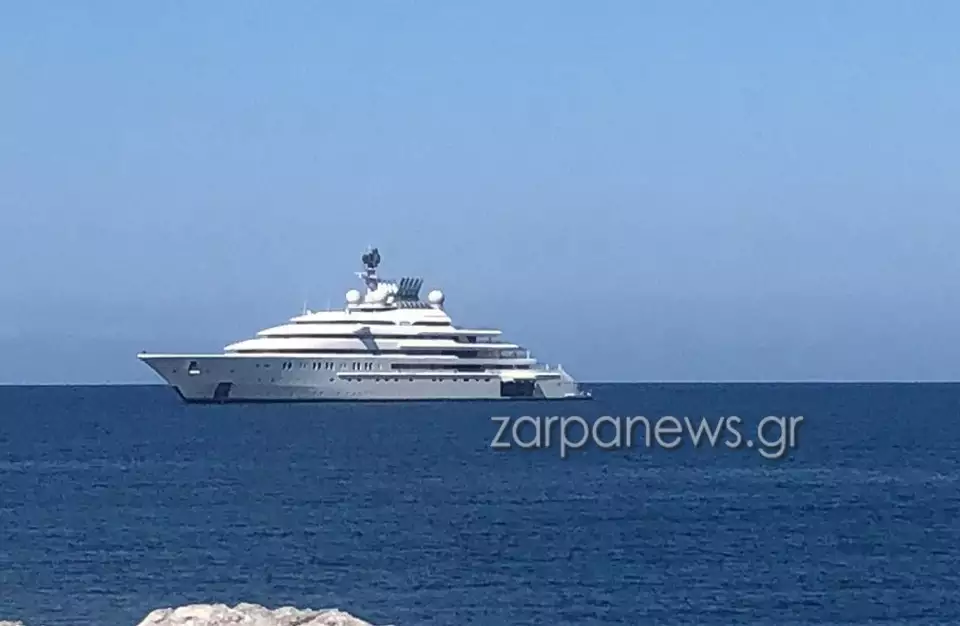 Εντυπωσιακές εικόνες από τη θαλαμηγό των 450.000.000 δολαρίων που έφτασε στα Χανιά